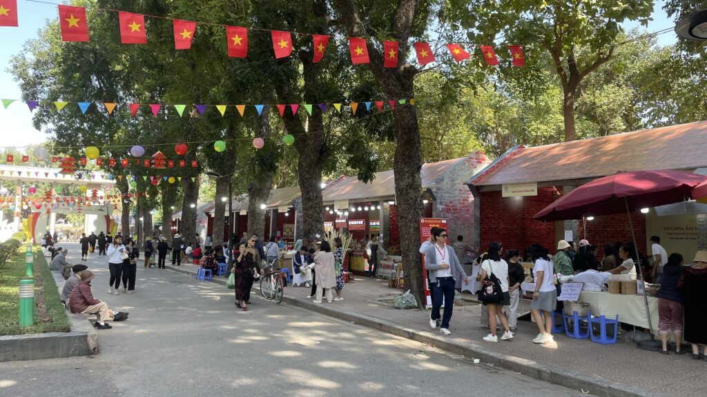 Lễ hội Văn hóa Ẩm thực Hà Nội 2024: Gian hàng Nga do Nguyễn Hồng phụ trách đã thu hút hơn 1.000 người ghé thăm và mua sắm