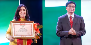 Nguyễn Hồng vinh dự nhận bằng khen từ Chủ tịch Liên đoàn Thương mại và Công nghiệp Việt Nam (VCCI)