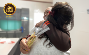 Cãi mẹ đúng lúc gần Tết, Phô mai Hun khói SOLSE đã giúp tôi hóa giải nỗi niềm