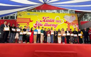 Tập đoàn Nguyễn Hồng trao 600 hộp Ruốc Phô mai SOLSE cho gia đình bệnh nhi với chương trình ”Xuân Yêu thương 2025”