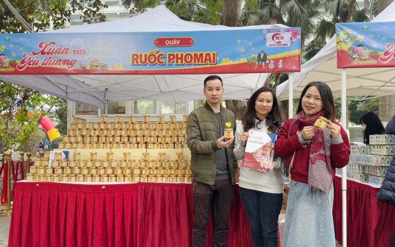Tập đoàn Nguyễn Hồng trao 600 hộp Ruốc Phô mai SOLSE cho gia đình bệnh nhi với chương trình ”Xuân Yêu thương 2025”