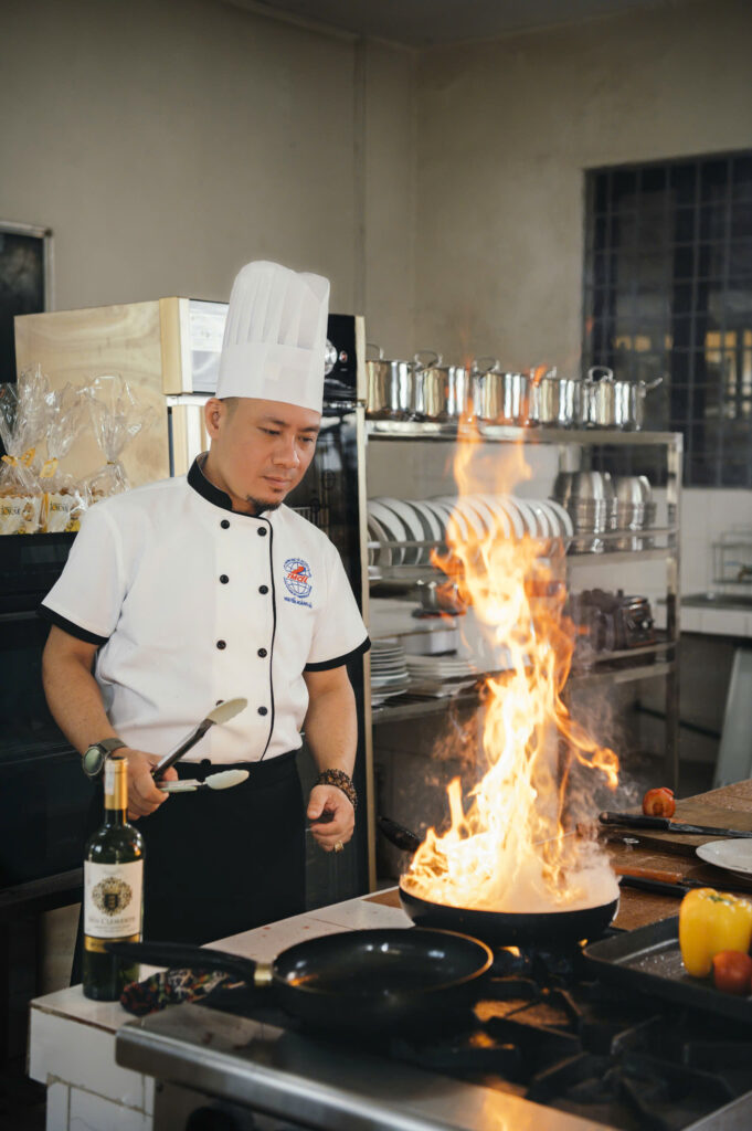 Đầu bếp Nguyễn Hoàng Hải – Giảng viên Cao đẳng Thương mại và Du lịch Hà Nội chia sẻ món “Cháo nấm rắc Phô mai Hun khói SOLSE”