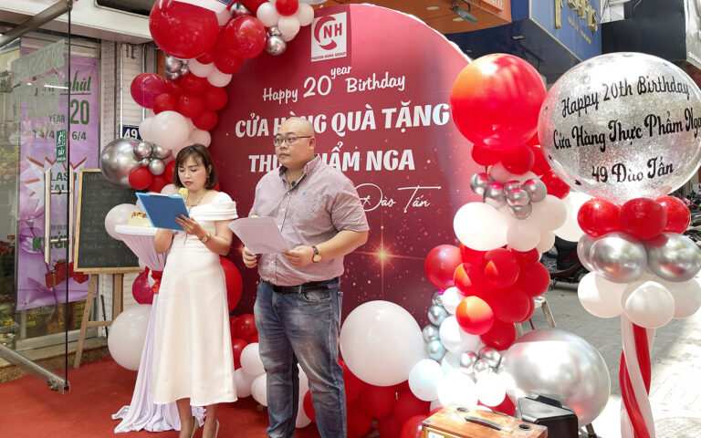 Nguyễn Hồng tổ chức sinh nhật 20 tuổi cho Cửa hàng 49 Đào Tấn