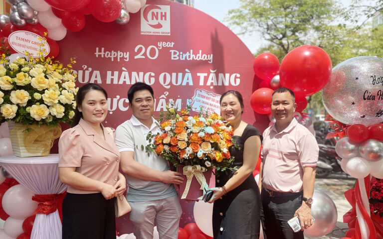 Nguyễn Hồng tổ chức sinh nhật 20 tuổi cho Cửa hàng 49 Đào Tấn