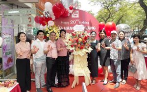 Nguyễn Hồng tổ chức sinh nhật 20 tuổi cho Cửa hàng 49 Đào Tấn