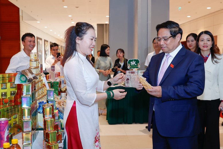 Thủ tướng Chính phủ tham quan gian hàng trưng bày các sản phẩm Halal của Nguyễn Hồng - Ảnh: VGP/Nhật Bắc