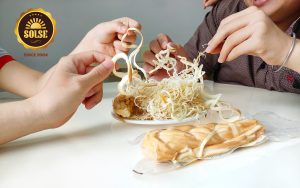 Phô mai Hun khói SOLSE và bí mật hàn gắn những người bạn xa cách