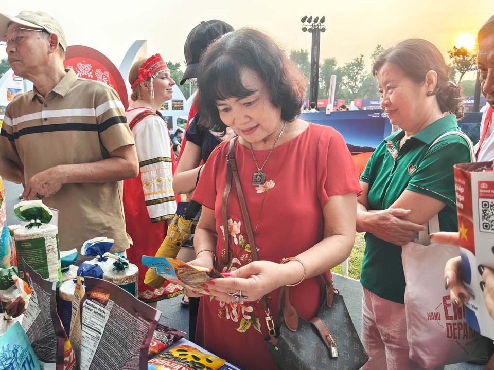 Nét vừa quen vừa lạ của phô mai Nga tại Liên hoan Ẩm thực Quốc tế 2025